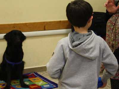 Un bambino riceve istruzioni su come giocare con Frida